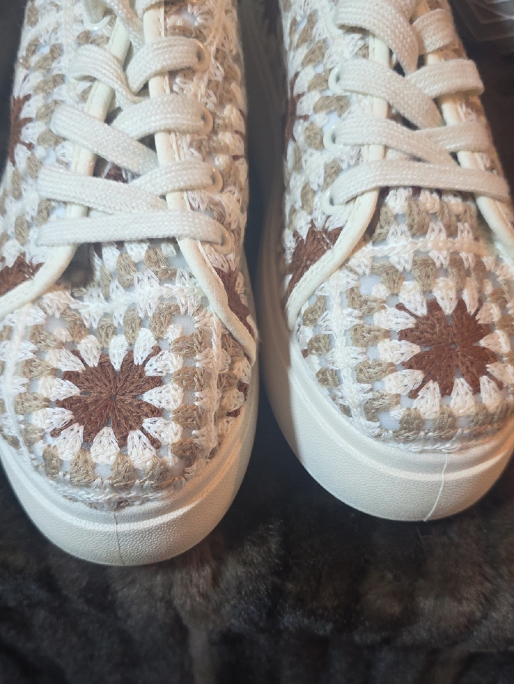 NWOT DL 1990 Women’s Cream, Brown &  Crochet Platform Sneakers SIZE 8. - Picture 5 of 8